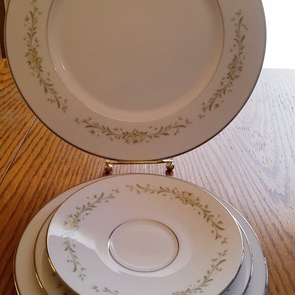 Ecko Milancia pattern 4 plate 4 place settings